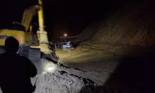 Longsor Kebun Kopi timpa mobil dan motor milik warga Longsor Kebun Kopi timpa mobil dan motor milik warga