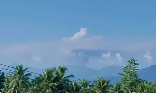 Gunung Dukono keluarkan abu vulkanik setinggi  900 meter
