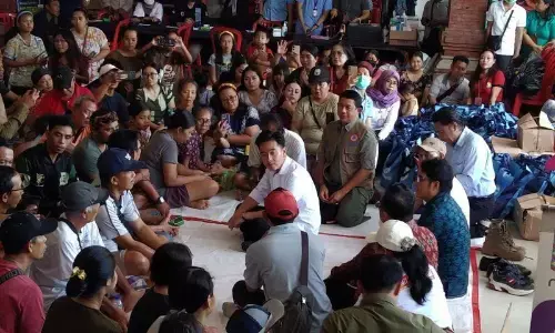 Wapres Gibran temui pengungsi banjir Denpasar Wapres Gibran temui pengungsi banjir Denpasar