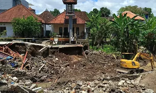 Satu keluarga di Badung hilang akibat banjir Satu keluarga di Badung hilang akibat banjir