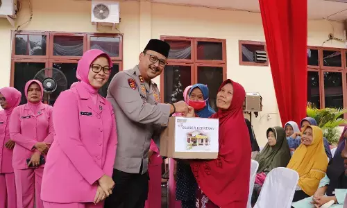 Peduli sesama, Polres Langkat dan Bhayangkari salurkan 150 paket sembako Peduli sesama, Polres Langkat dan Bhayangkari salurkan 150 paket sembako