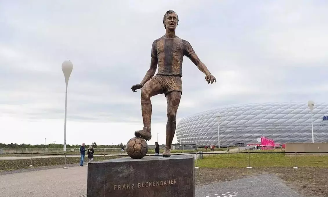 Bayern Muenchen resmikan patung Franz Beckenbauer Bayern Muenchen resmikan patung Franz Beckenbauer