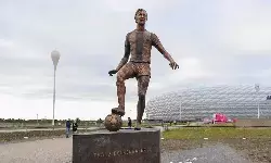 Bayern Muenchen resmikan patung Franz Beckenbauer