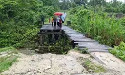 Warga Kampung Wodu minta perbaikan jembatan yang roboh Warga Kampung Wodu minta perbaikan jembatan yang roboh