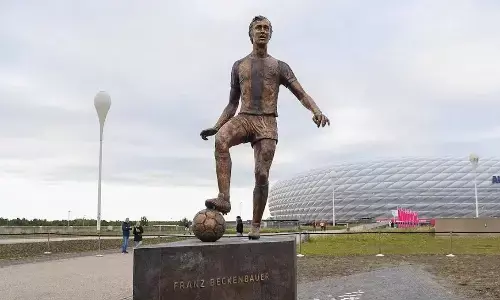Bayern Muenchen resmikan patung Franz Beckenbauer Bayern Muenchen resmikan patung Franz Beckenbauer