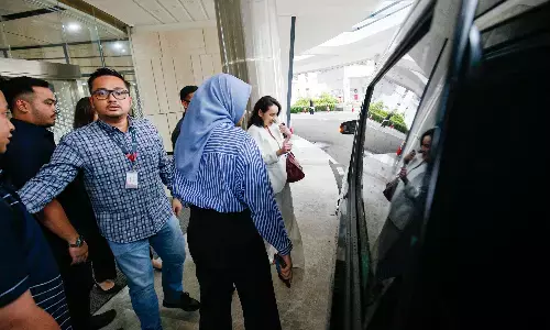 Anak Jusuf Hamka terlihat di Kejagung, kasus Tol CMNP masih diselidiki Anak Jusuf Hamka terlihat di Kejagung, kasus Tol CMNP masih diselidiki