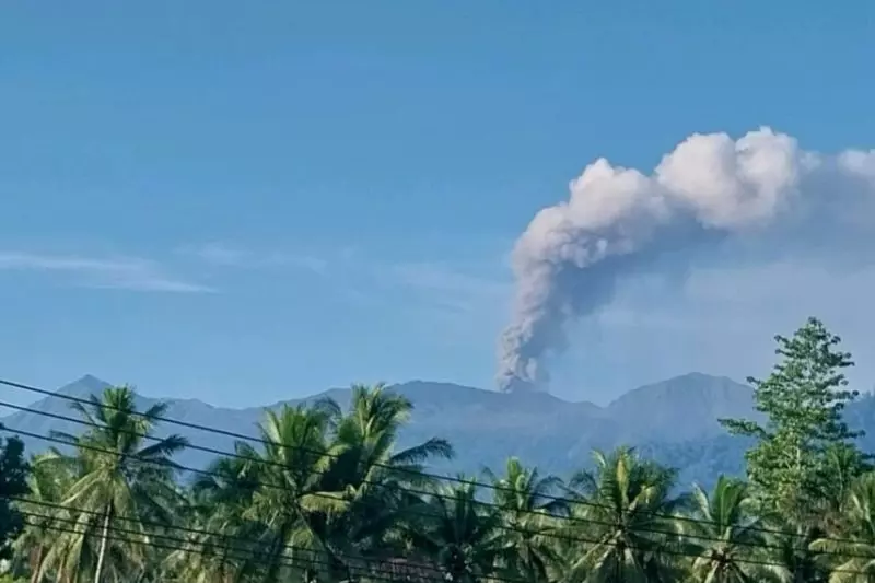 Gunung Dukono lontarkan abu vulkanik setinggi 1.000 meter Gunung Dukono lontarkan abu vulkanik setinggi 1.000 meter