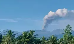 Gunung Dukono lontarkan abu vulkanik setinggi 1.000 meter