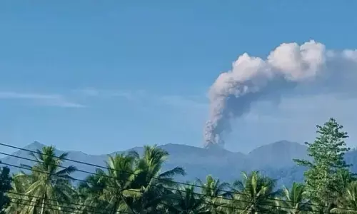 Gunung Dukono lontarkan abu vulkanik setinggi 1.000 meter Gunung Dukono lontarkan abu vulkanik setinggi 1.000 meter