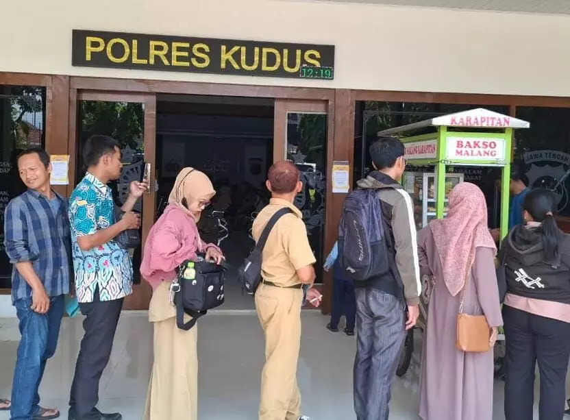 Polres Kudus suguhkan bakso gratis bagi pemohon SKCK Polres Kudus suguhkan bakso gratis bagi pemohon SKCK