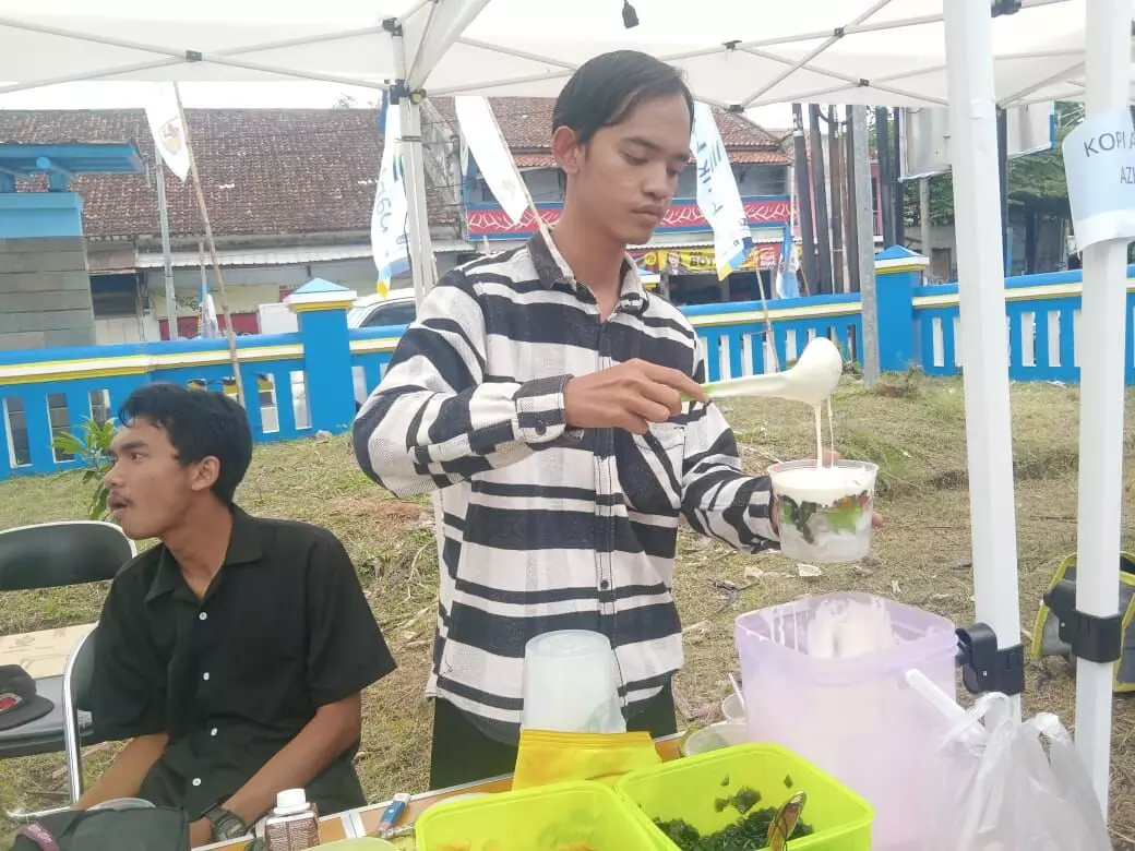 Viral di Majalengka, es teler se-ember cuma sepuluh ribu, yang jual mahasiswa Viral di Majalengka, es teler se-ember cuma sepuluh ribu, yang jual mahasiswa