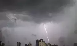 Warga Jakarta Selatan dan Jakarta Timur waspada hujan petir malam ini Warga Jakarta Selatan dan Jakarta Timur waspada hujan petir malam ini