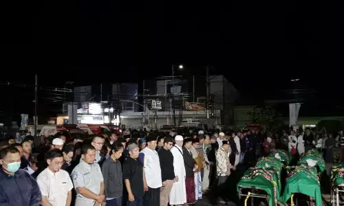 Jenazah korban kecelakaan Bromo dimakamkan di Jember Jenazah korban kecelakaan Bromo dimakamkan di Jember