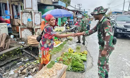 Jelang HUT ke-80 TNI, Kodim 1710/Mimika gelar patroli humanis Jelang HUT ke-80 TNI, Kodim 1710/Mimika gelar patroli humanis