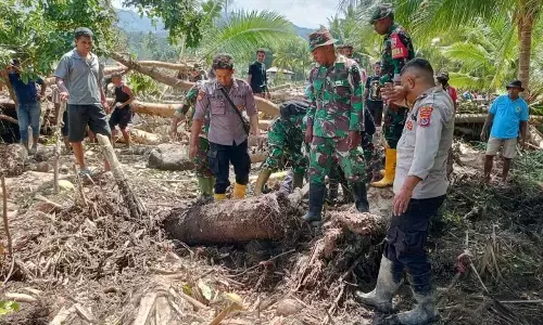 Banjir bandang Nagekeo, tiga warga masih dalam pencarian SAR Banjir bandang Nagekeo, tiga warga masih dalam pencarian SAR