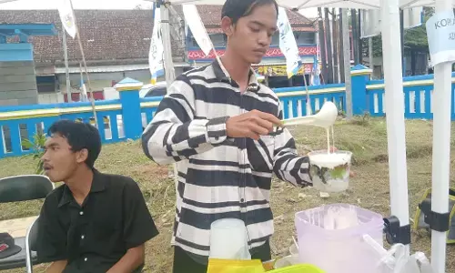Viral di Majalengka, es teler se-ember cuma sepuluh ribu, yang jual mahasiswa Viral di Majalengka, es teler se-ember cuma sepuluh ribu, yang jual mahasiswa