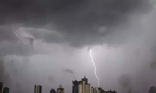 Warga Jakarta Selatan dan Jakarta Timur waspada hujan petir malam ini