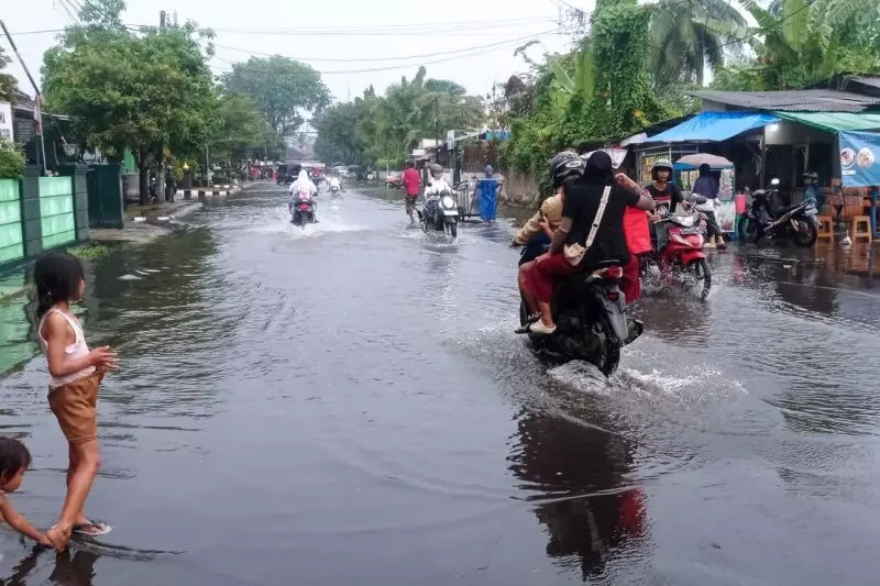 Ruas jalan di Rangkasbitung diterjang banjir akibat hujan lebat