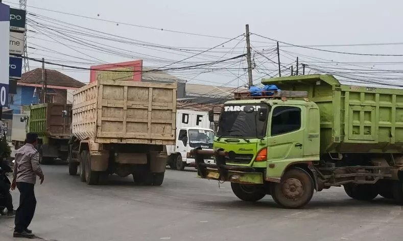 Warga di Tangerang hadang puluhan truk langgar jam operasional