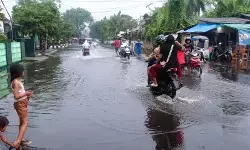 Ruas jalan di Rangkasbitung diterjang banjir akibat hujan lebat Ruas jalan di Rangkasbitung diterjang banjir akibat hujan lebat