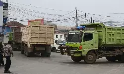 Warga di Tangerang hadang puluhan truk langgar jam operasional