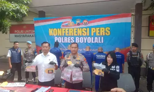 Lima perampok modus gandakan uang dan berpura-pura jadi polisi diamankan petugas Lima perampok modus gandakan uang dan berpura-pura jadi polisi diamankan petugas