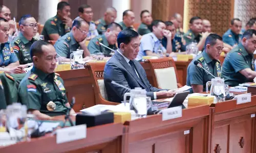 Panglima TNI - Menhan raker dengan Komisi I DPR RI bahas penyesuaian anggaran 2026 Panglima TNI - Menhan raker dengan Komisi I DPR RI bahas penyesuaian anggaran 2026