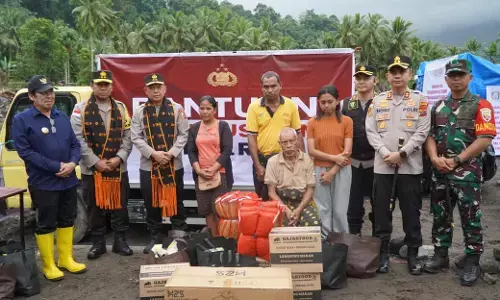 Bantuan kemanusiaan Polri tiba di Mauponggo, disambut antusias warga dan bupati Bantuan kemanusiaan Polri tiba di Mauponggo, disambut antusias warga dan bupati