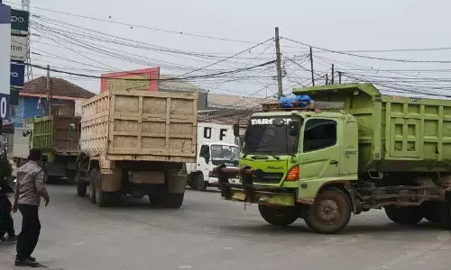 Warga di Tangerang hadang puluhan truk langgar jam operasional Warga di Tangerang hadang puluhan truk langgar jam operasional