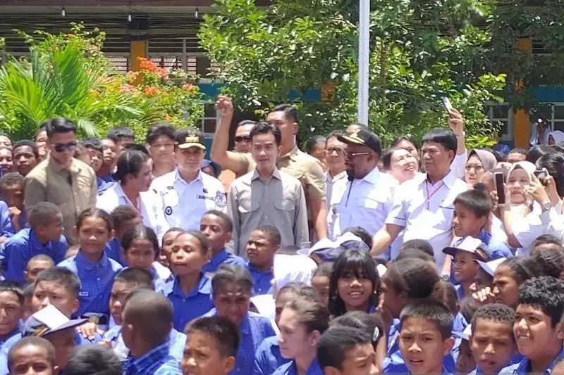 Siswa SMP Negeri 2 Sentani antusias sambut Wapres Gibran
