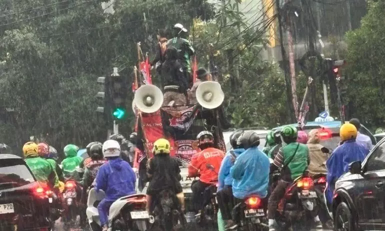 Ojol tetap gelar aksi unjuk rasa meski hujan deras Ojol tetap gelar aksi unjuk rasa meski hujan deras