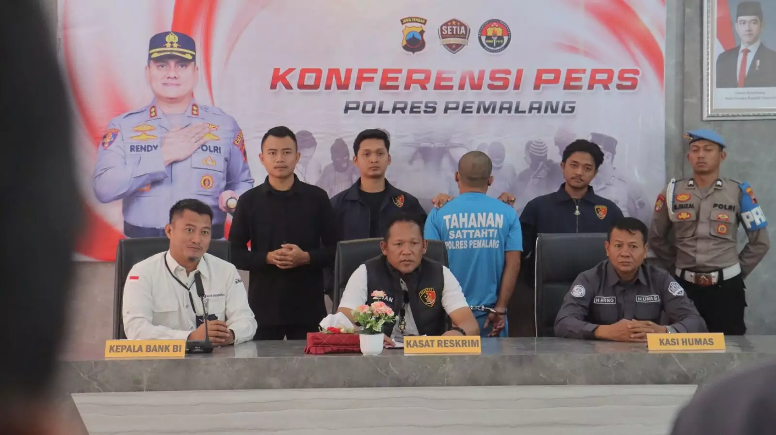 Diduga edarkan uang palsu, seorang pria asal Comal diamankan Polres Pemalang Diduga edarkan uang palsu, seorang pria asal Comal diamankan Polres Pemalang