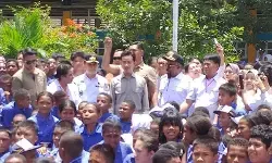 Siswa SMP Negeri 2 Sentani antusias sambut Wapres Gibran