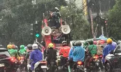 Ojol tetap gelar aksi unjuk rasa meski hujan deras