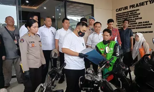 Pengembalian enam motor hasil curian di Jaktim oleh Polisi ke pemiliknya Pengembalian enam motor hasil curian di Jaktim oleh Polisi ke pemiliknya