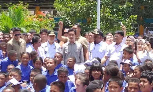 Siswa SMP Negeri 2 Sentani antusias sambut Wapres Gibran Siswa SMP Negeri 2 Sentani antusias sambut Wapres Gibran