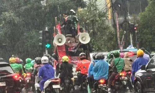 Ojol tetap gelar aksi unjuk rasa meski hujan deras Ojol tetap gelar aksi unjuk rasa meski hujan deras