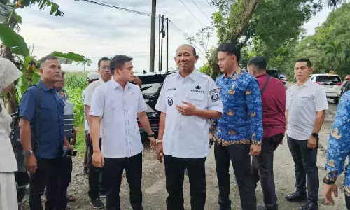 Wakil Ketua DPRD Sumut dan Bupati Langkat tinjau jalan rusak di Penceng Wakil Ketua DPRD Sumut dan Bupati Langkat tinjau jalan rusak di Penceng