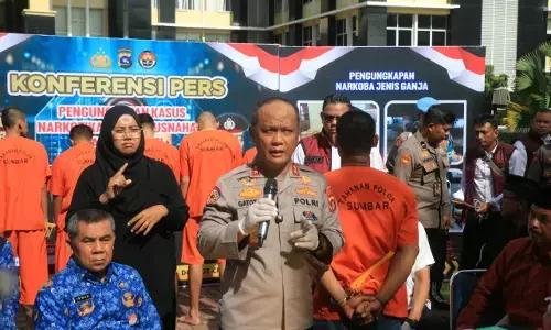 Polisi bongkar 37 kasus narkoba, sita 50 kg shabu dan 49 kg ganja di Sumbar Polisi bongkar 37 kasus narkoba, sita 50 kg shabu dan 49 kg ganja di Sumbar