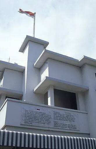 19 September 1945: Insiden perobekan bendera Belanda oleh warga Surabaya di Hotel Yamato