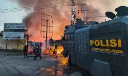 Polisi gunakan rantis untuk padamkan kebakaran di Jayapura Polisi gunakan rantis untuk padamkan kebakaran di Jayapura