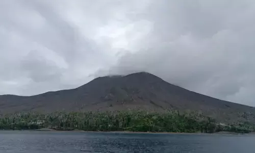 Masyarakat dan wisatawan diimbau tak masuki radius bahaya Gunung Ruang Masyarakat dan wisatawan diimbau tak masuki radius bahaya Gunung Ruang