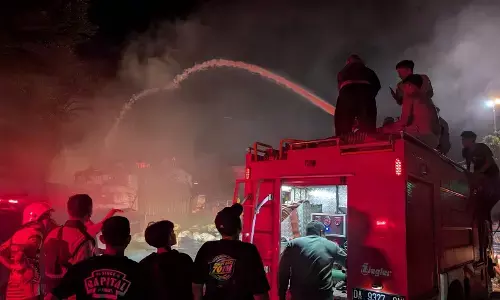 Kesigapan Damkar Pelindo dan warga padamkan kebakaran di depan Terminal Ro-Ro Trisakti Kesigapan Damkar Pelindo dan warga padamkan kebakaran di depan Terminal Ro-Ro Trisakti