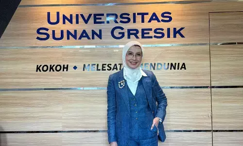 Arzeti Bilbina jadi dosen tetap di Universitas Sunan Gresik