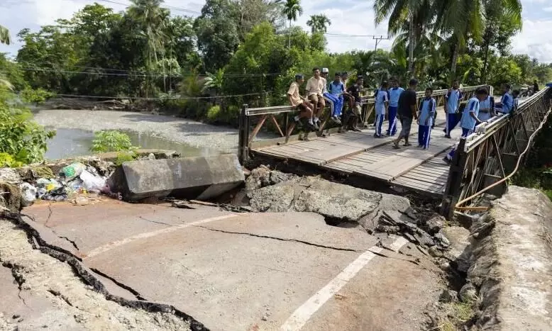 Jembatan Siriwini ambles akibat gempa magnitudo 6,6 di Nabire