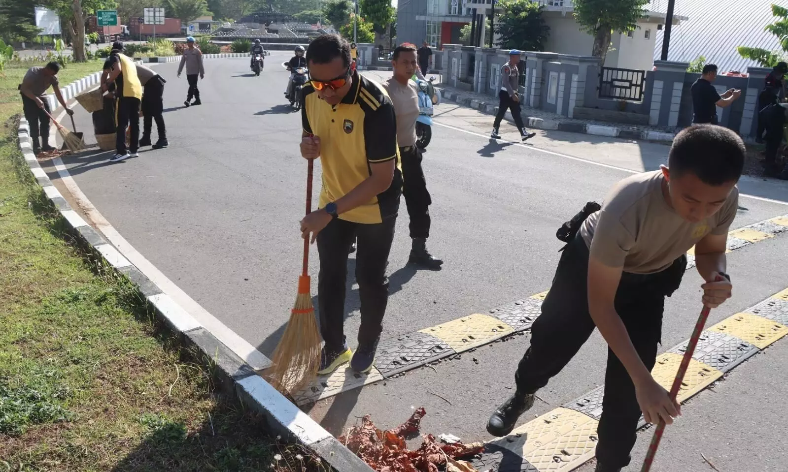 Sukseskan World Clean Up Day 2025, Polres lakukan bersih jalan