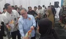 Menko Pangan Zulkifli Hasan bagikan beras di Deli Serdang Menko Pangan Zulkifli Hasan bagikan beras di Deli Serdang