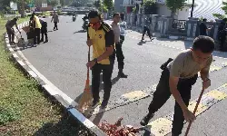 Sukseskan World Clean Up Day 2025, Polres lakukan bersih jalan Sukseskan World Clean Up Day 2025, Polres lakukan bersih jalan