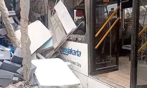 Bus Transjakarta tabrak ruko di Pulogebang, beberapa luka Bus Transjakarta tabrak ruko di Pulogebang, beberapa luka