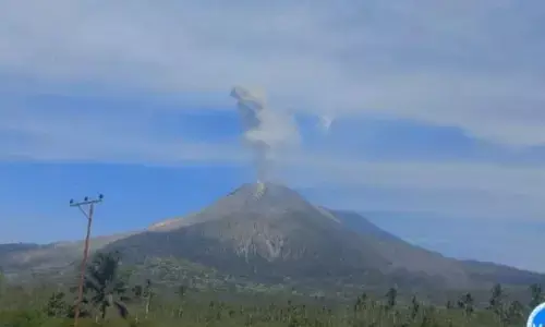 Gunung Lewotobi Laki-laki lontarkan abu setinggi 1.000 meter Gunung Lewotobi Laki-laki lontarkan abu setinggi 1.000 meter